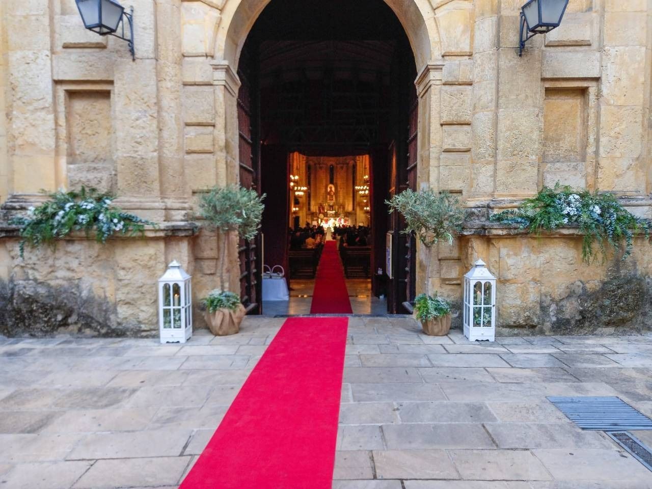 Una alfombra roja conduce a la entrada de un edificio.