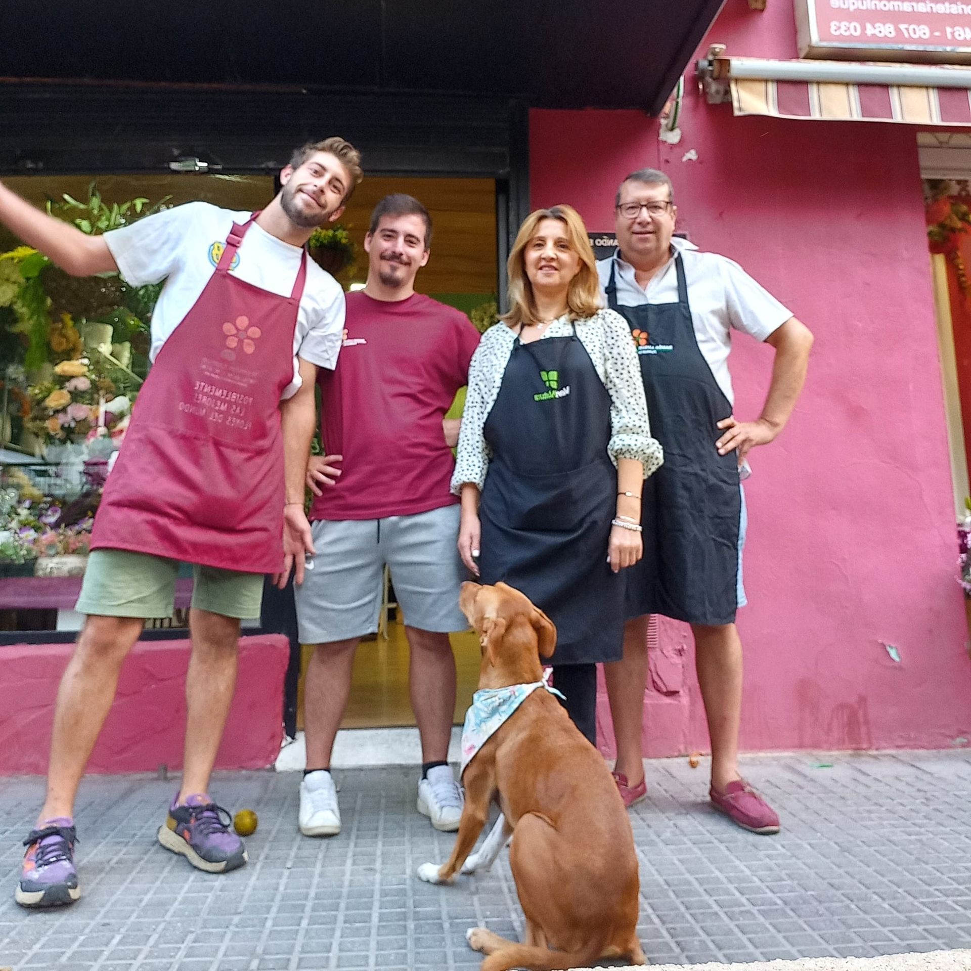 Un grupo de personas posando para una foto con un perro.