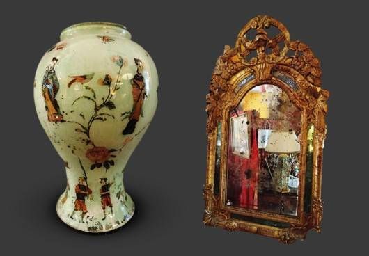 Un vase et un miroir d'un magasin d'antiquités