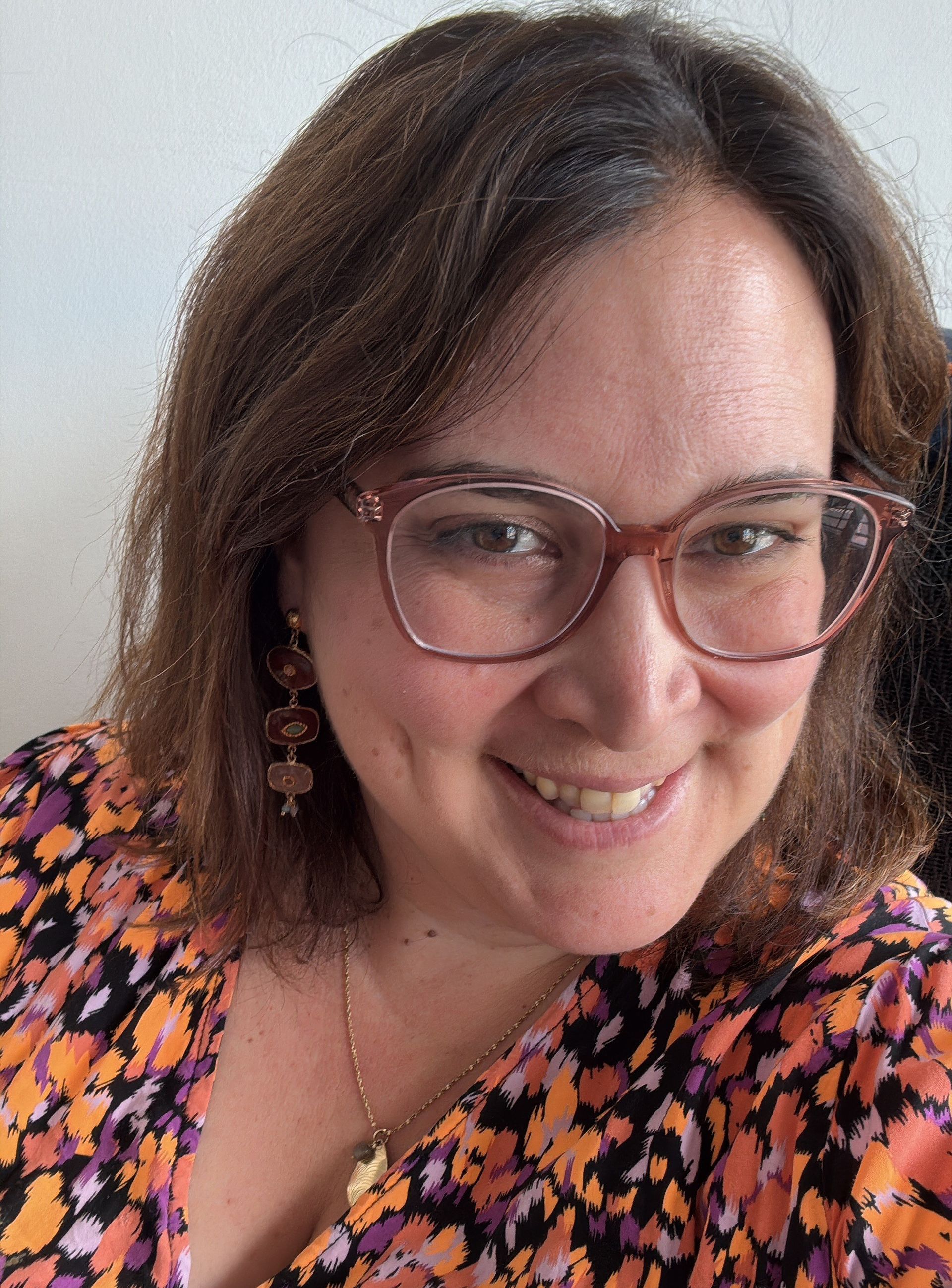 Avocate souriante avec lunettes