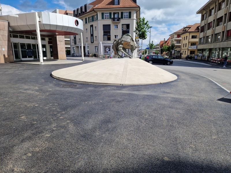 Ein Auto steht auf einem Parkplatz vor einem Gebäude