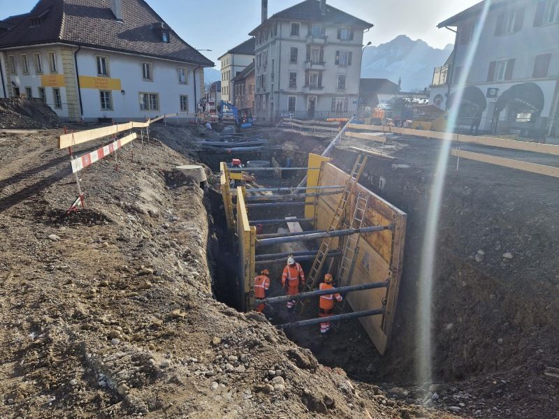 Eine Gruppe Bauarbeiter geht durch ein Loch im Boden.