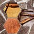 Tres imágenes hexagonales que muestran diseños de hormigón estampado, con fondo de piedra.