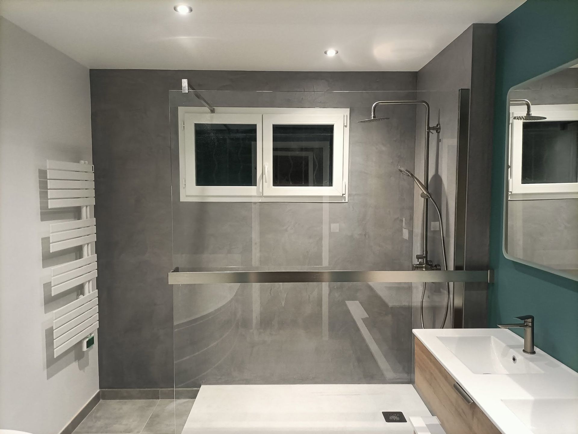 Salle de bains moderne grise avec une douche à l'italienne, une baignoire blanche, une fenêtre et un lavabo