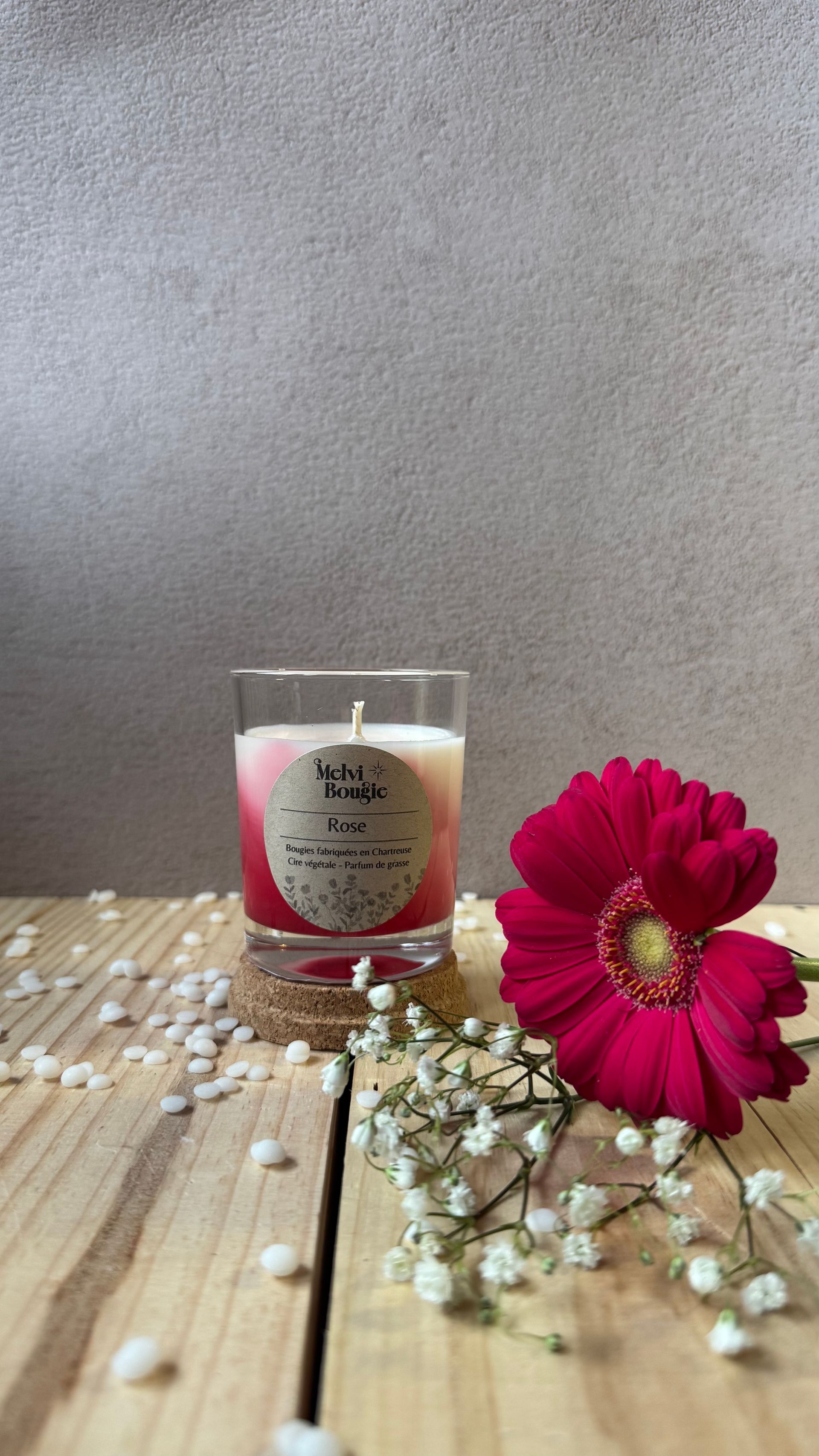 Décorations de Noël sur une surface en fausse fourrure blanche : traîneau, sapin en spirale, globe transparent avec scène miniature.