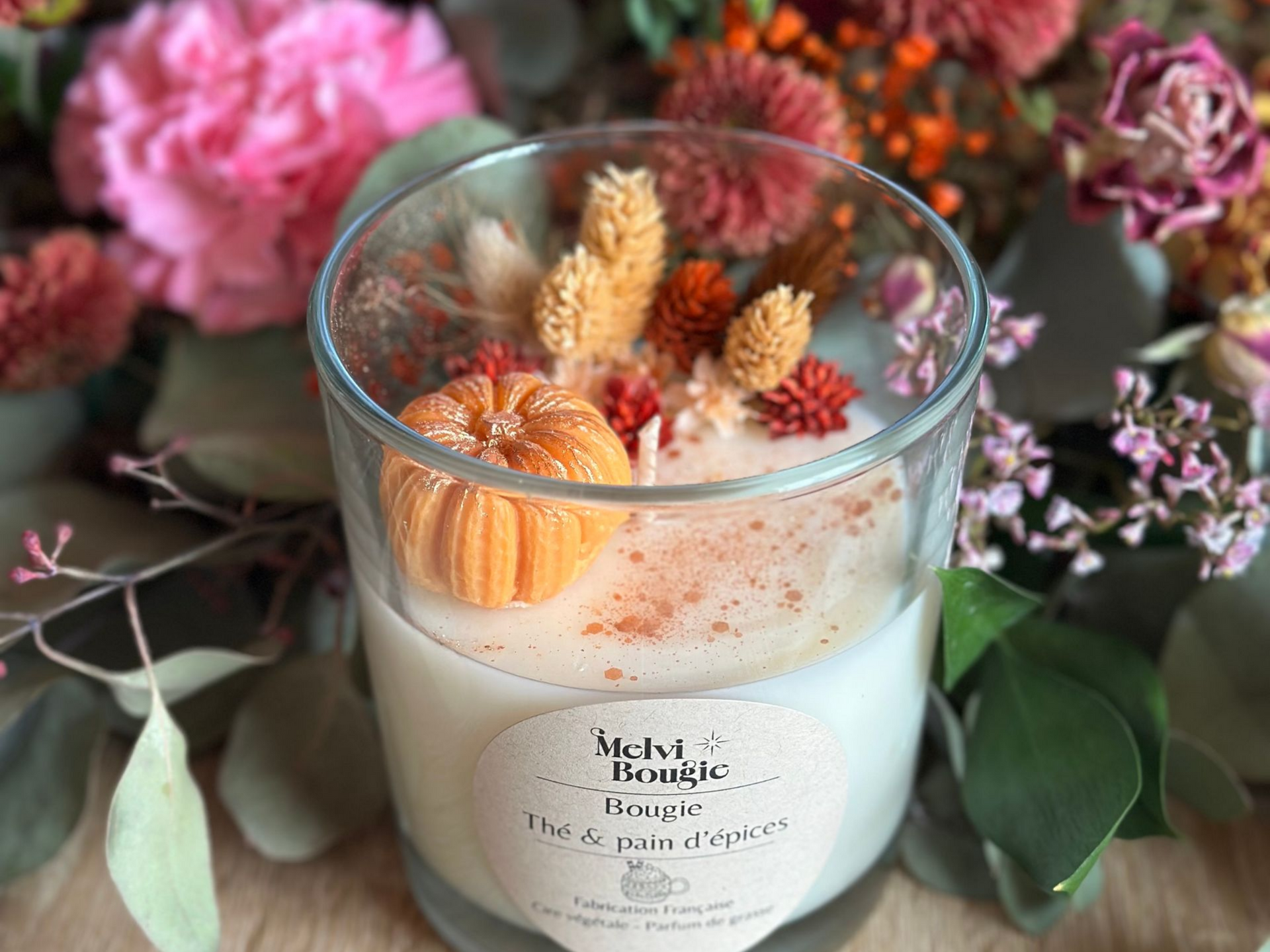 Bougie avec citrouille et fleurs séchées ; décoration d'automne.