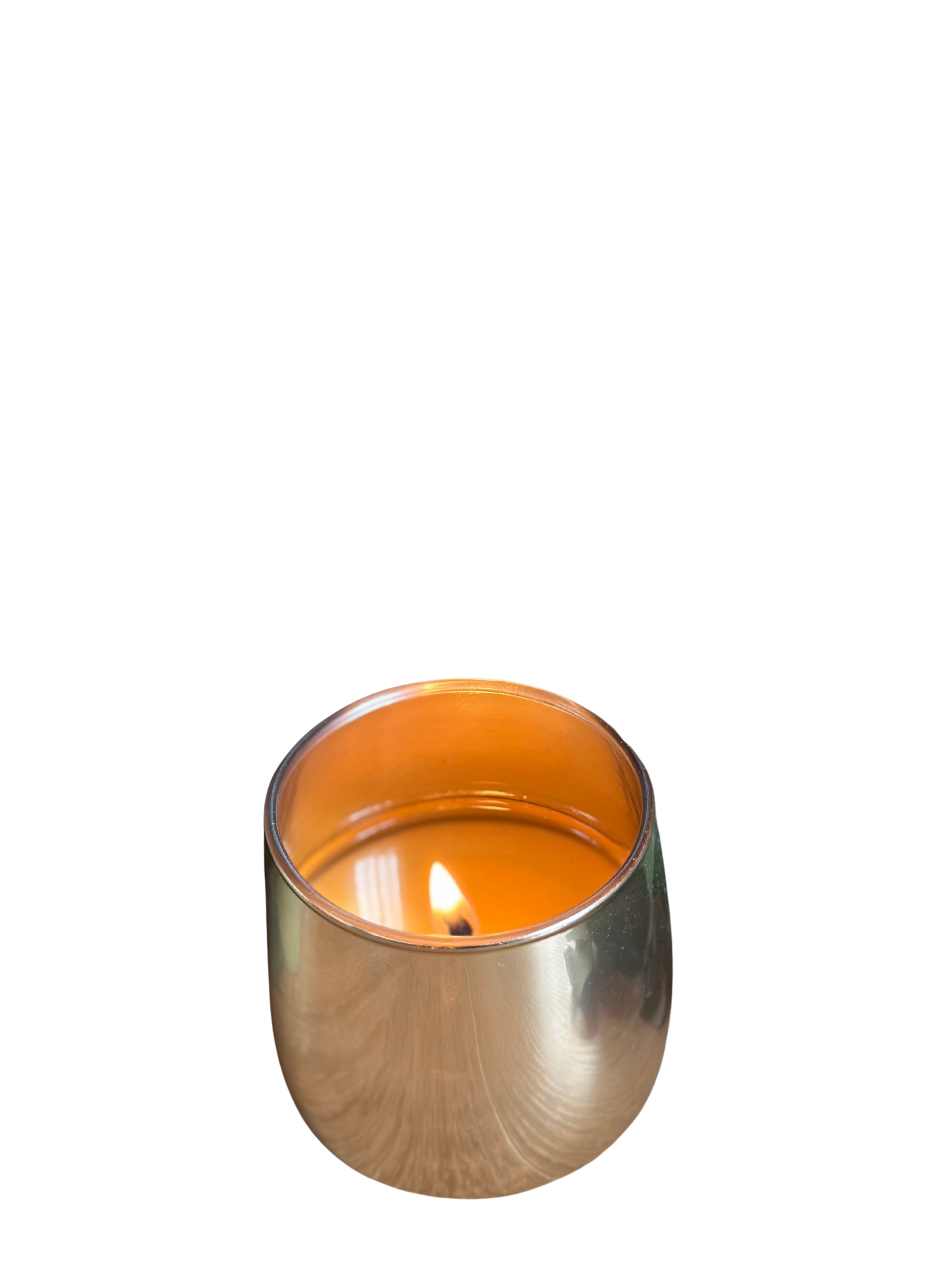 Bougie blanche entourée de pin vert, de baies rouges, de glands et d'une pomme de pin.