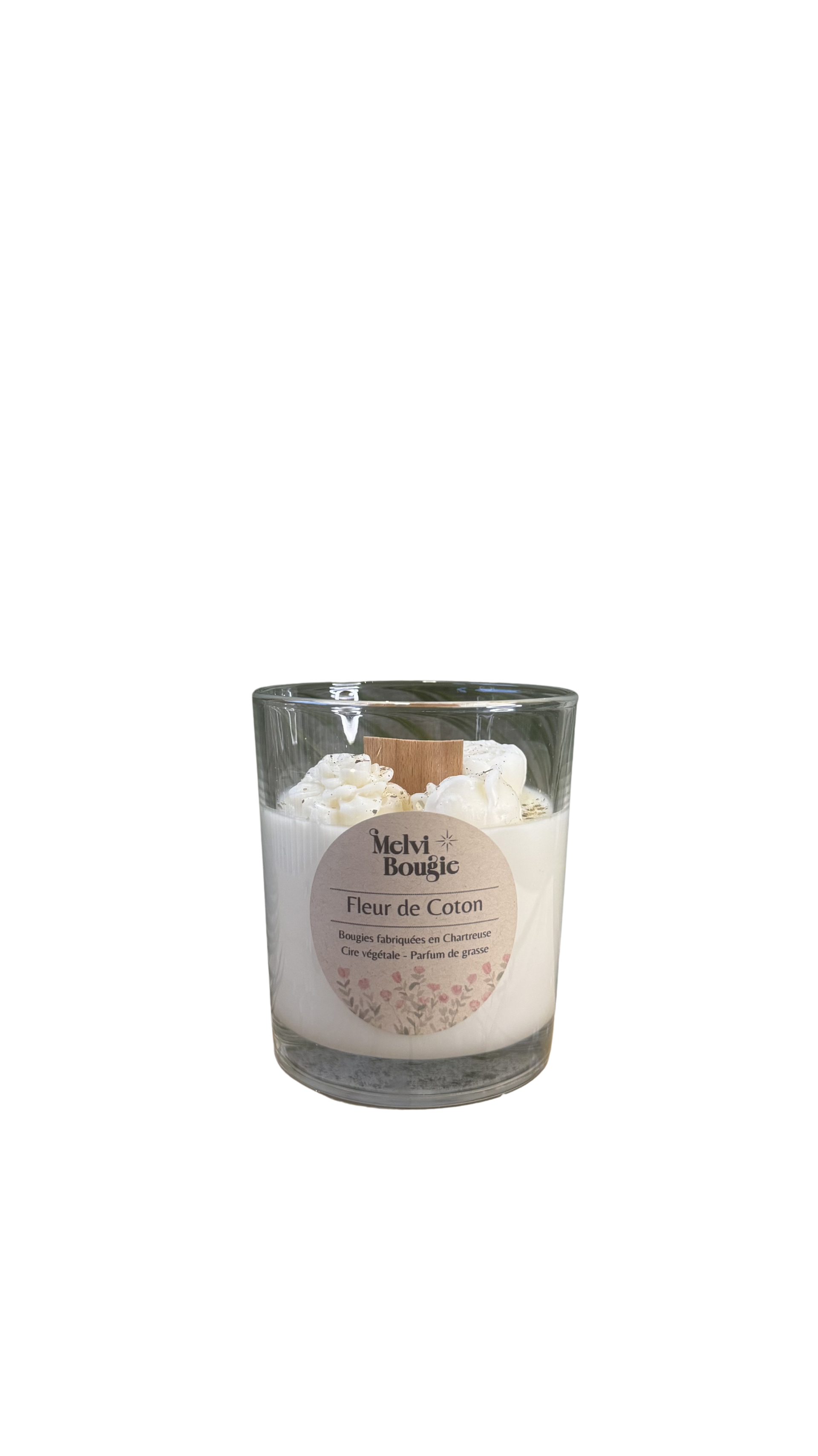 Décoration de Noël avec trois bougies allumées, des biscuits, des ornements et de la verdure.