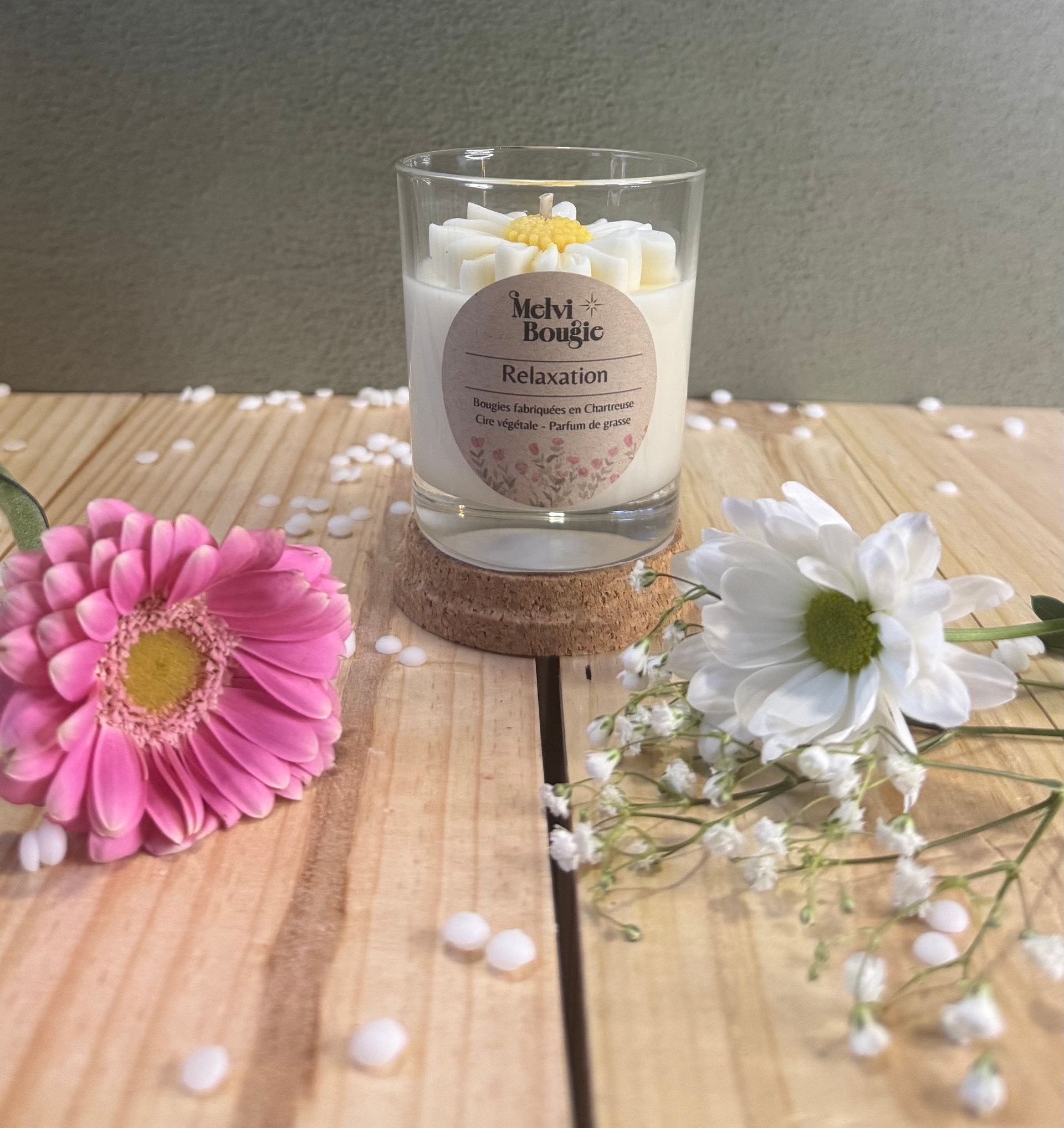 Décoration sur le thème de l'automne : citrouilles, bougies et feuilles jaunes disposées sur un plateau brun.