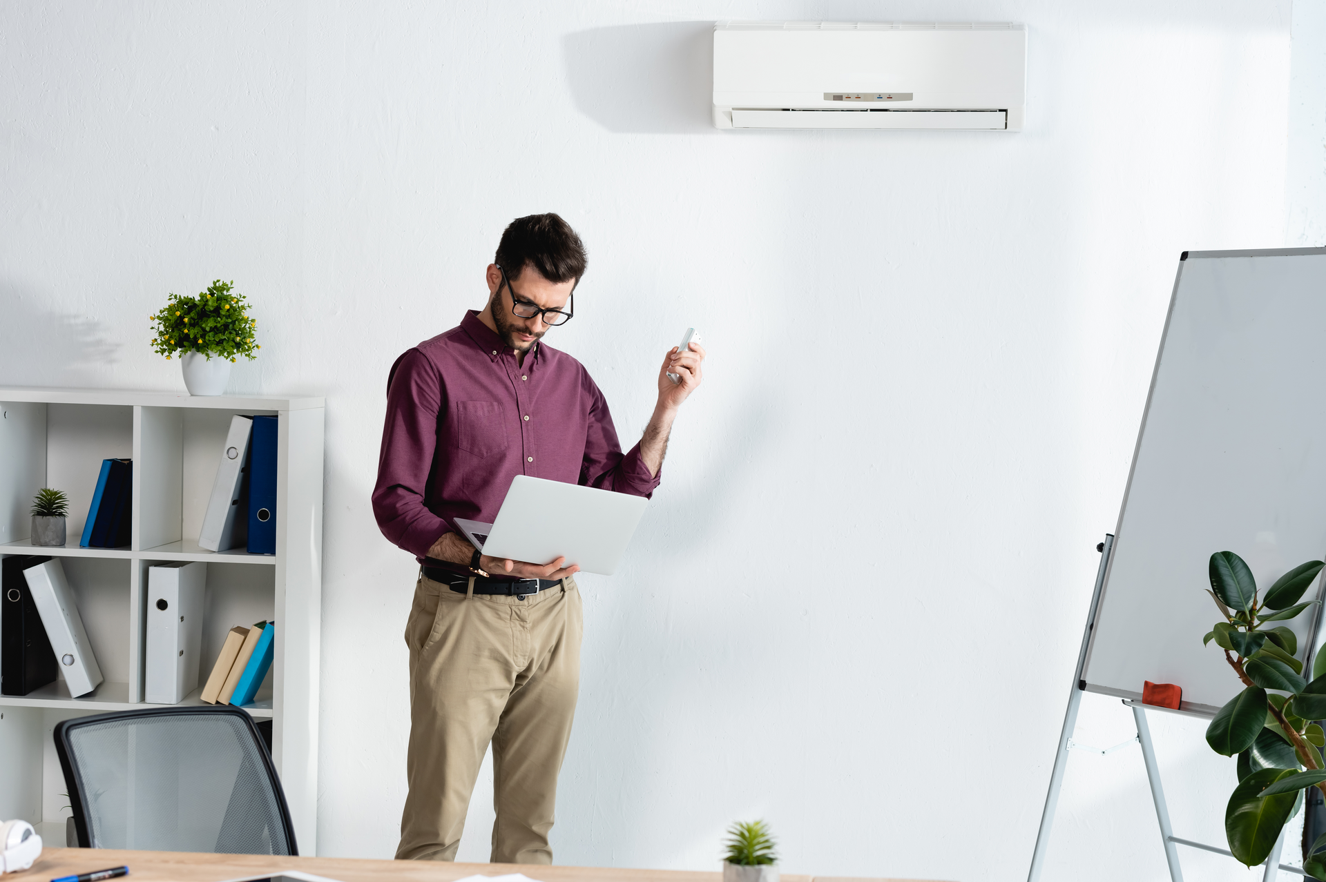 Homme dans une salle climatisée