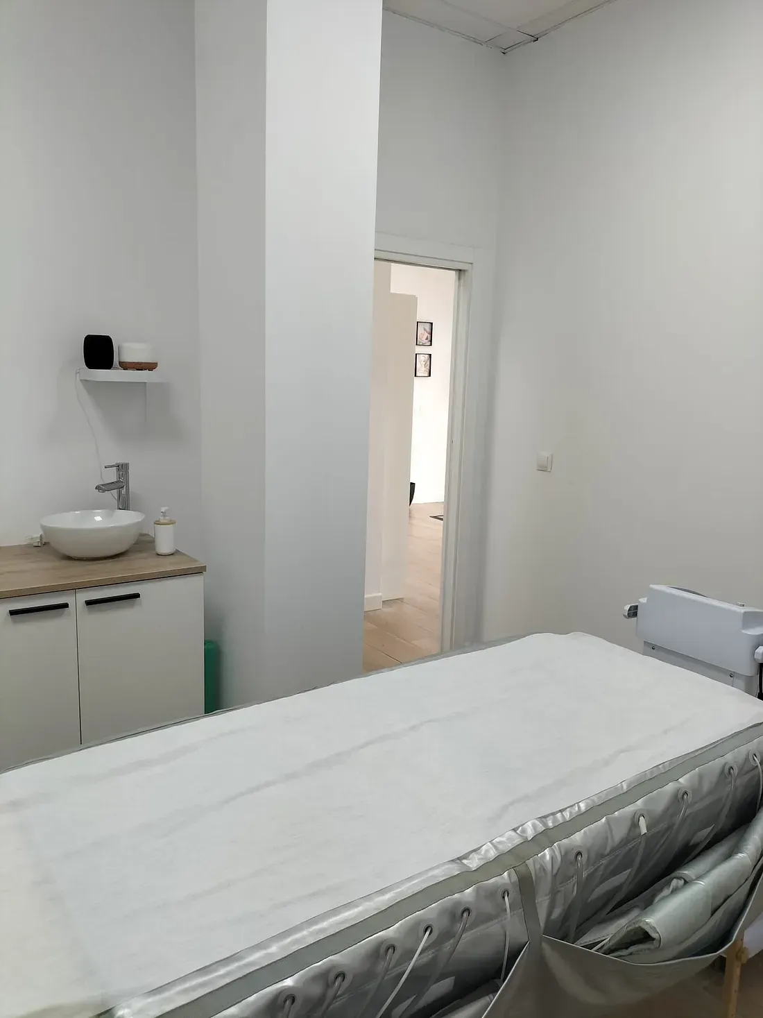 Una habitación con una cama y un lavabo.