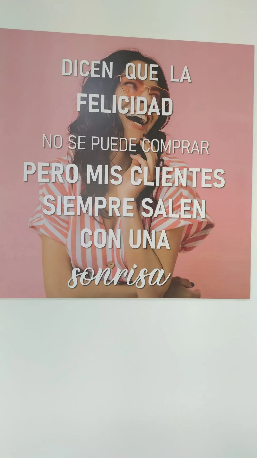 Una imagen de una mujer sobre un fondo rosa con una cita en ella.