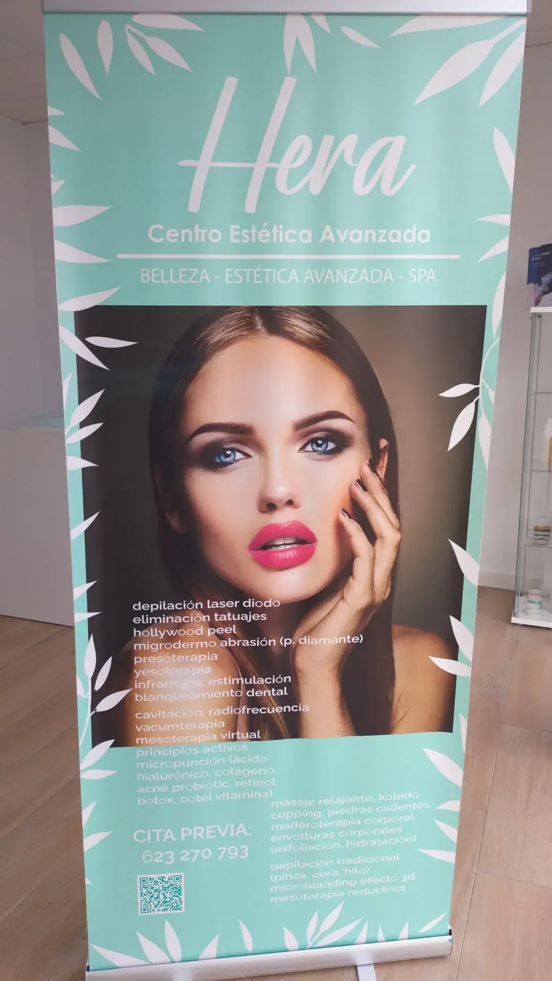 Una pancarta verde con la imagen de una mujer.