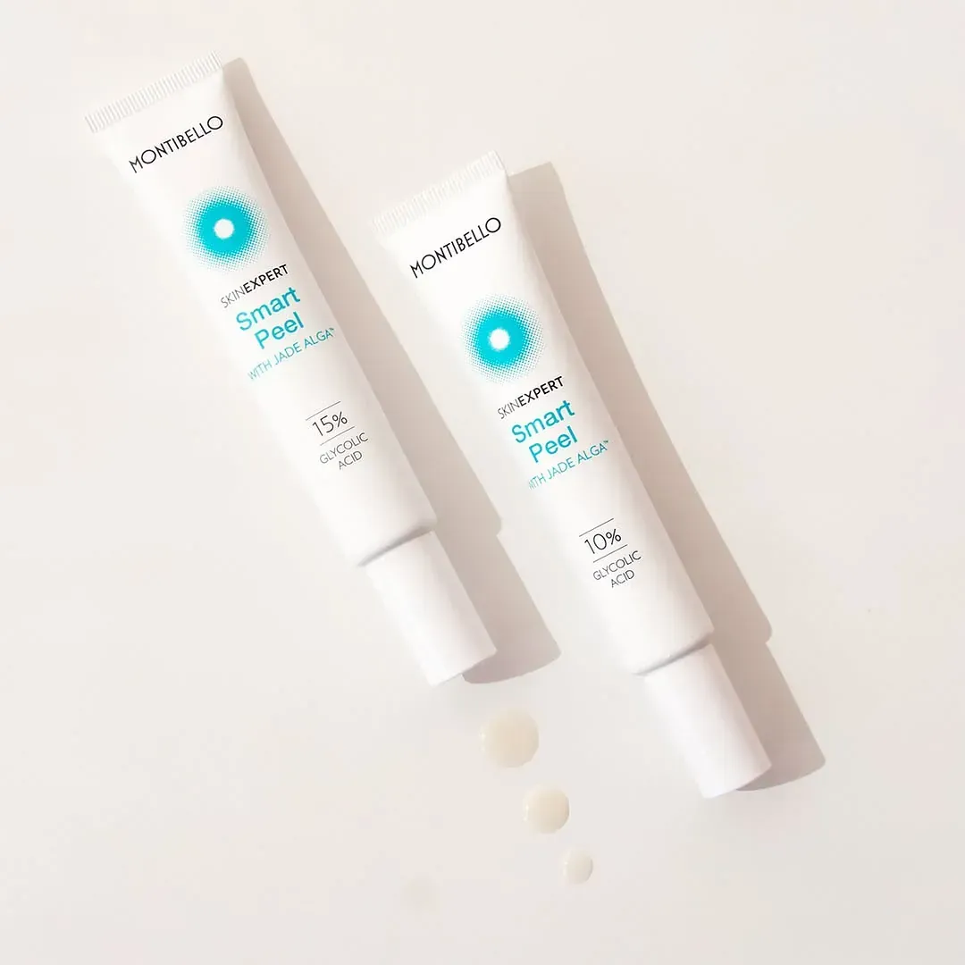 Dos botellas de Smart Peel están una al lado de la otra sobre una superficie blanca.