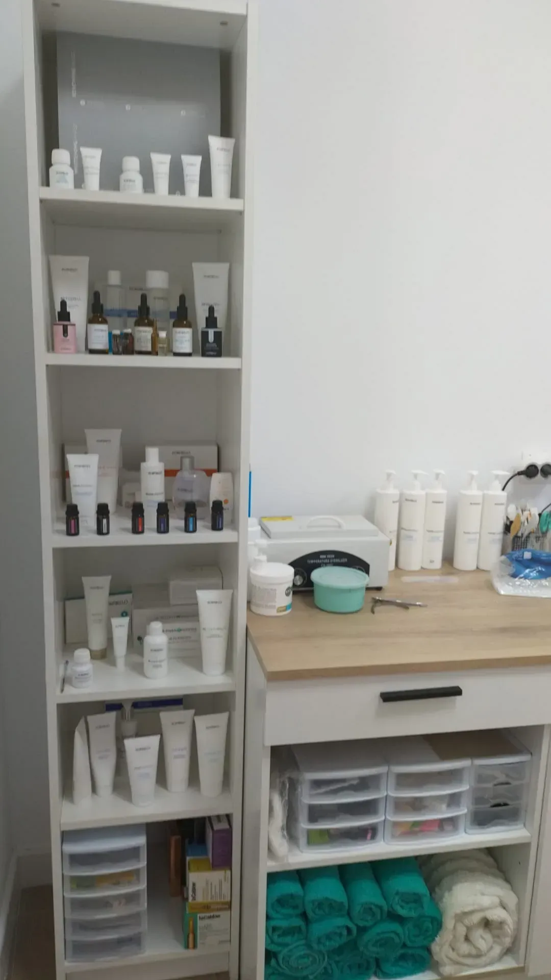 Una habitación con estantes llenos de muchos cosméticos y toallas.
