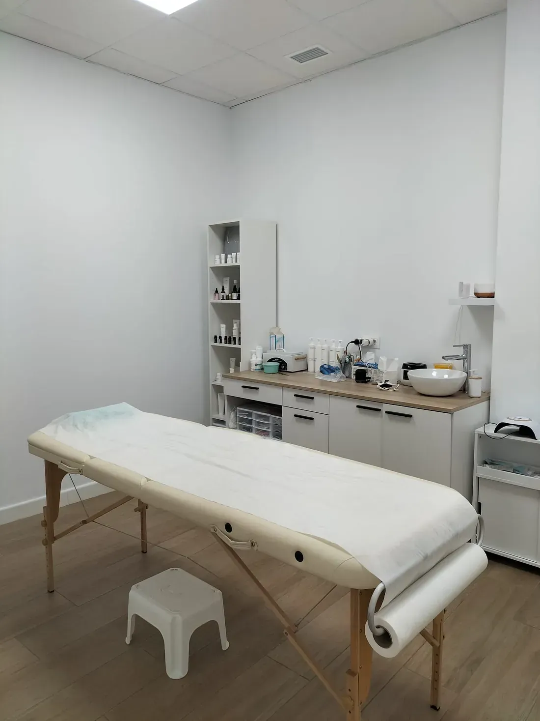 Una habitación con una mesa y un taburete dentro.