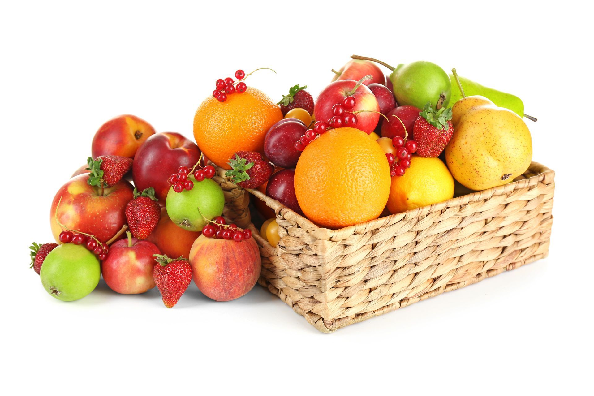 Una cesta llena de frutas, incluidas manzanas, naranjas, fresas y uvas