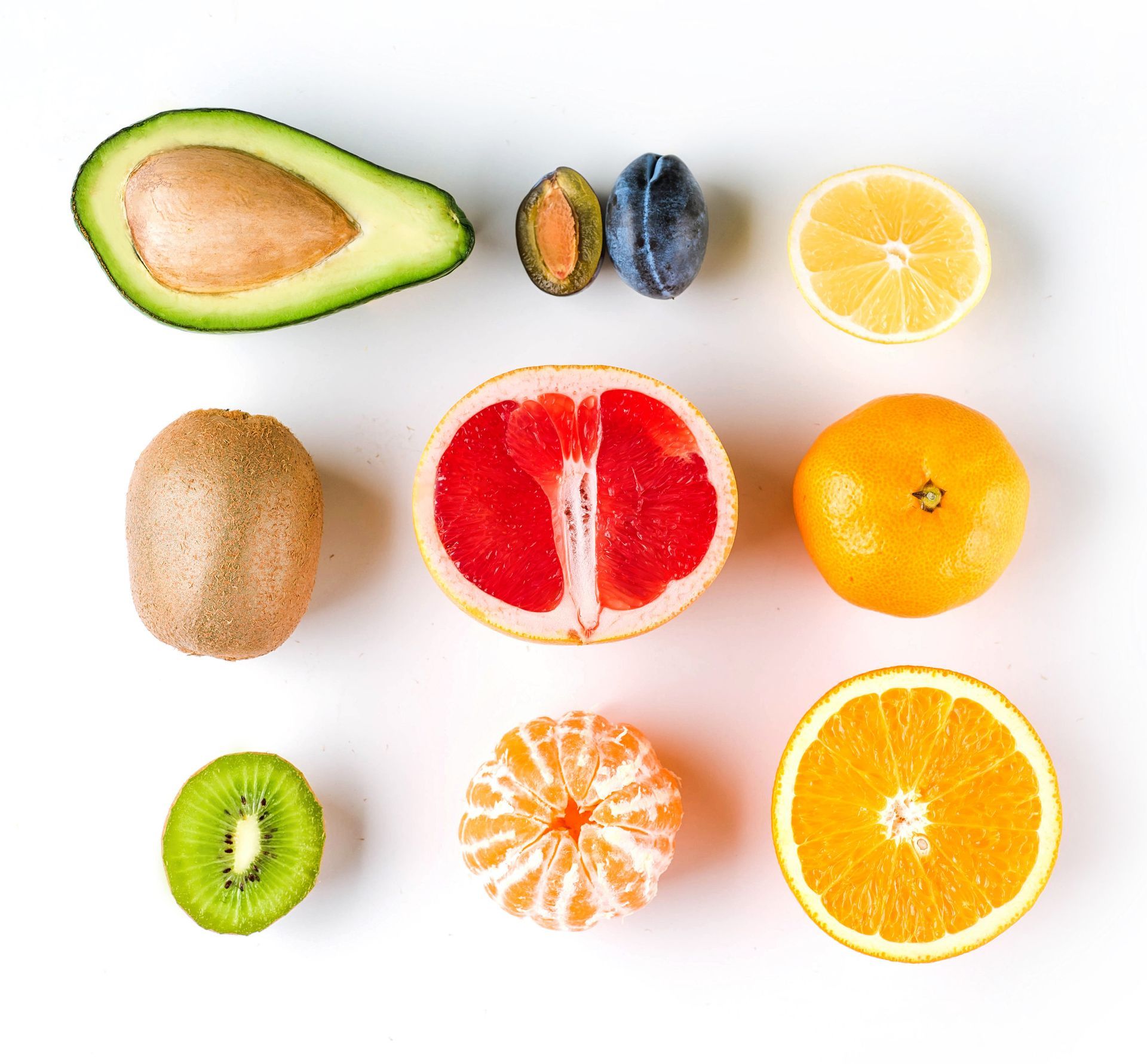 Una variedad de frutas están dispuestas en un patrón de arcoíris.