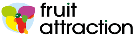 Una cesta de mimbre llena de fruta sobre un fondo blanco.