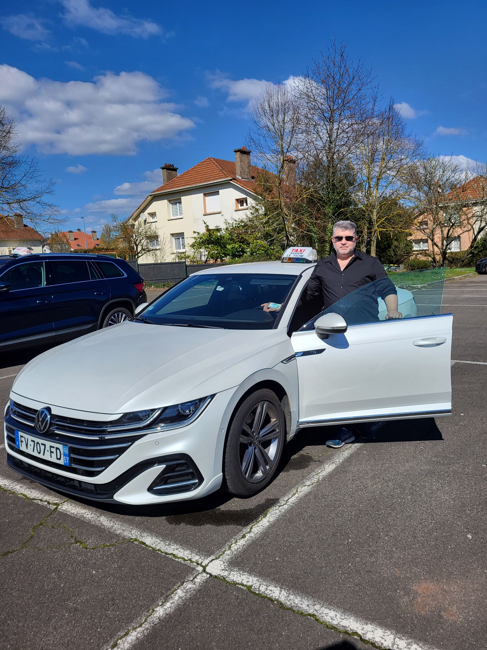 Chauffeur à côté de son taxi VSL