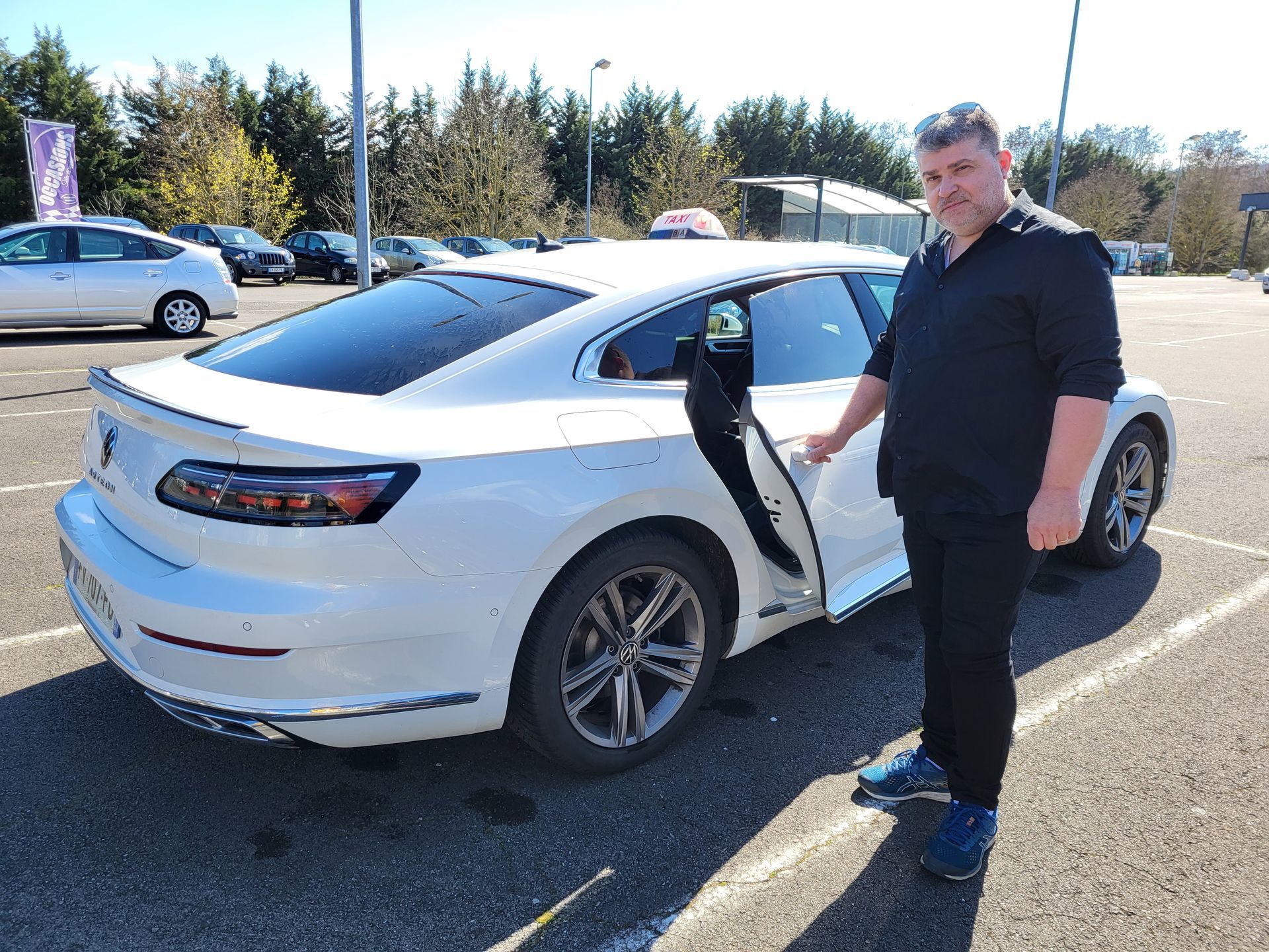 Chauffeur ouvrant la porte de son taxi VSL