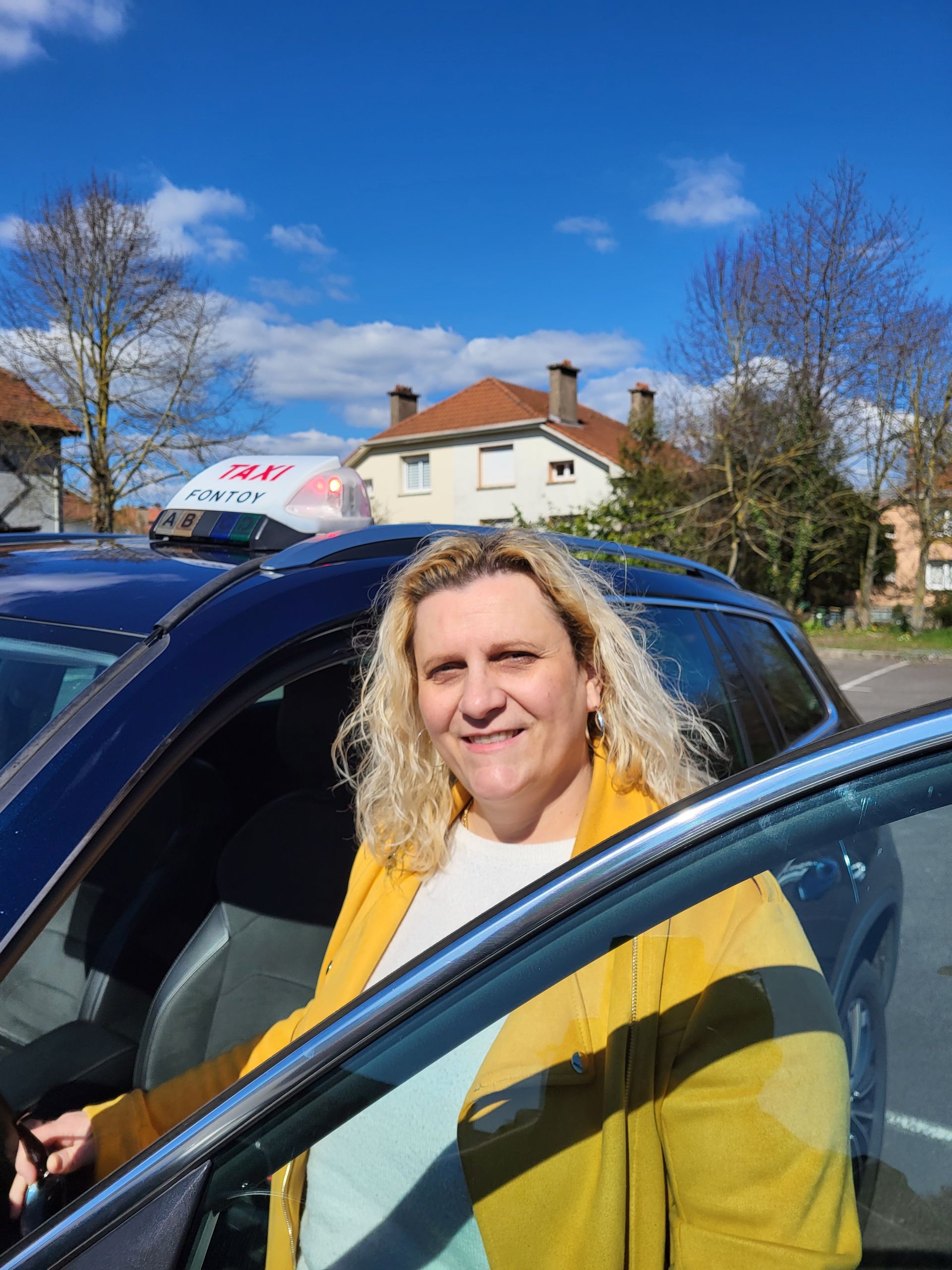 Chauffeur de taxi à côté de son SUV