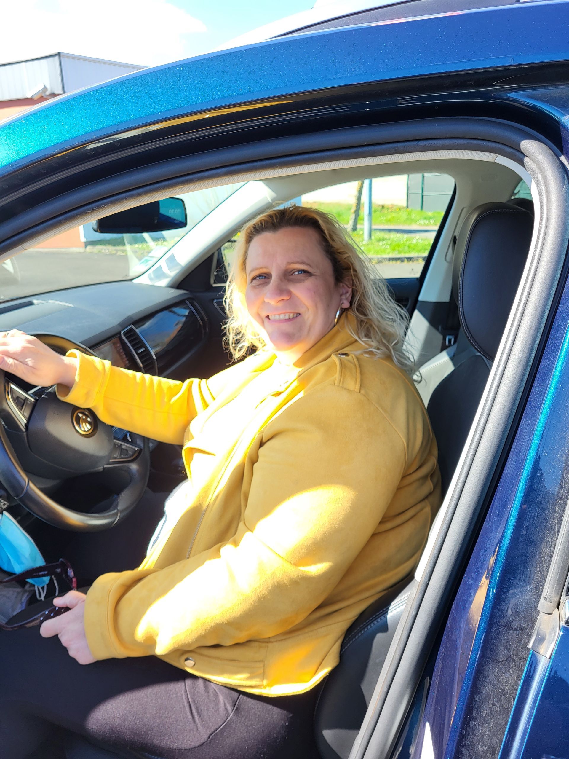 Sonia Figelj qui sourit dans sa voiture