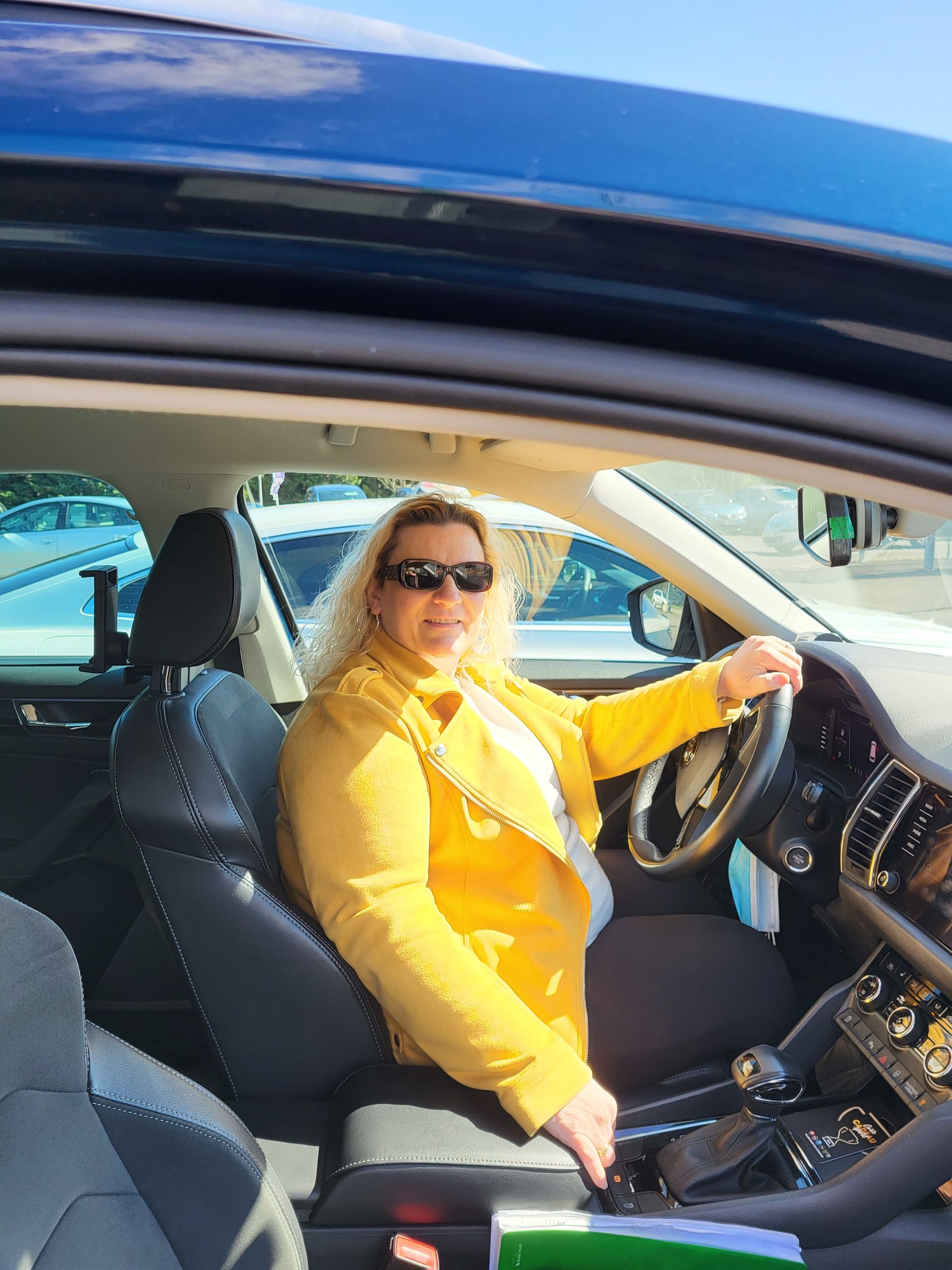 Chauffeur de taxi au volant de son SUV