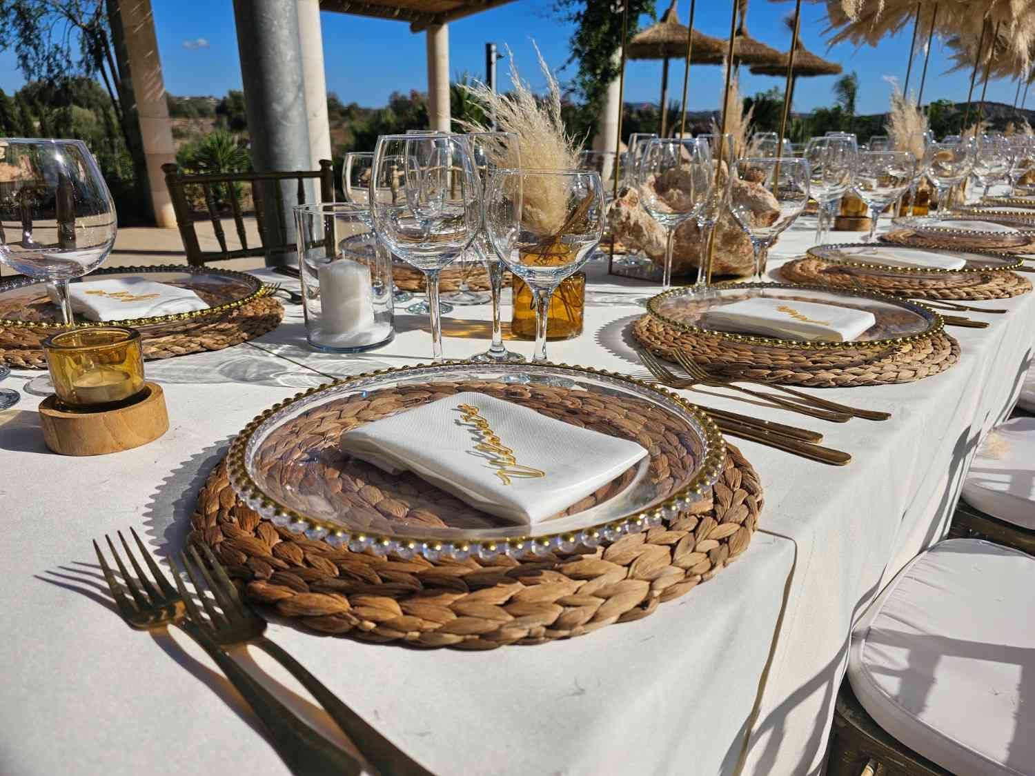 Elegante conjunto de mesa y sillas de exterior con manteles individuales