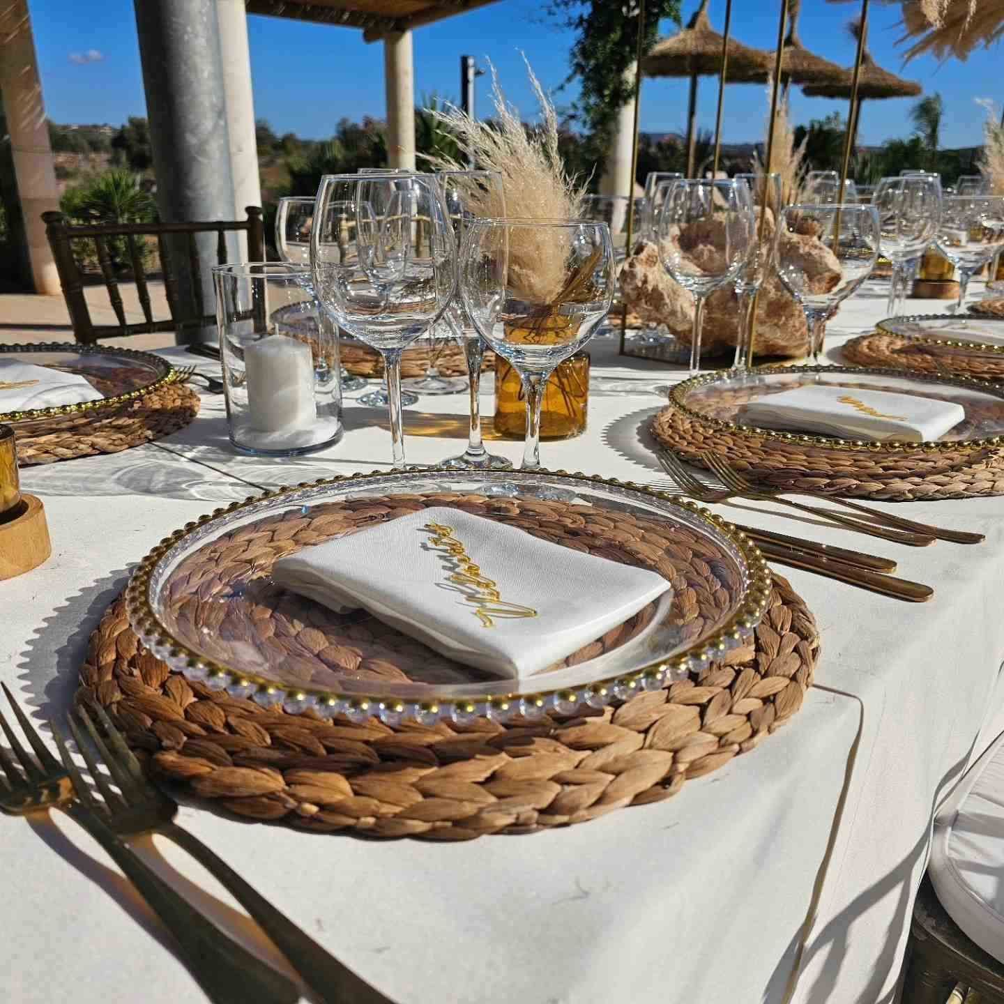 Mesa de banquete al aire libre con manteles individuales tejidos, detalles