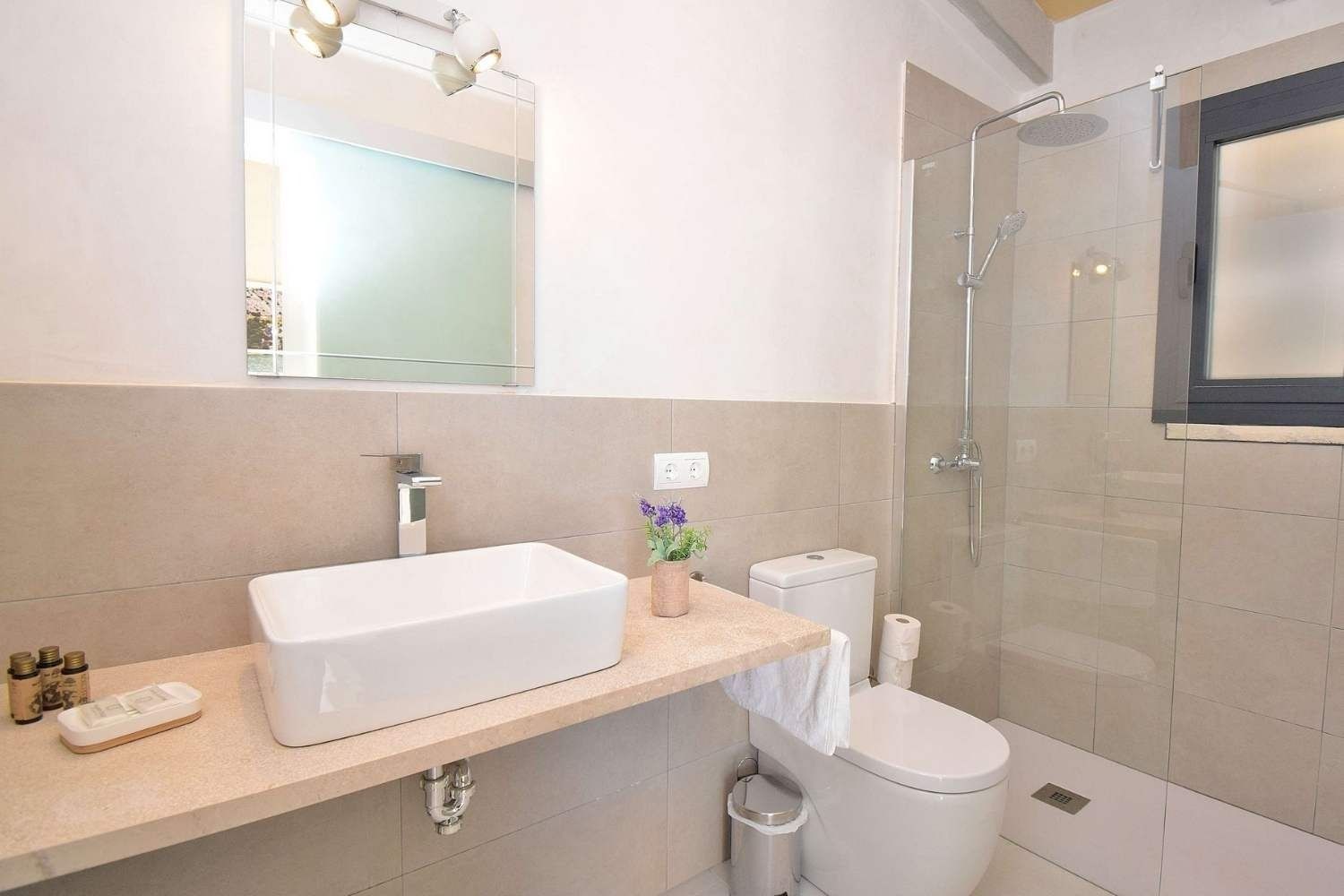 Habitación luminosa con cama de madera, ropa de cama blanca