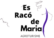 Logotipo de agroturismo Es Racó de Maria con texto negro y acento curvo morado sobre fondo blanco