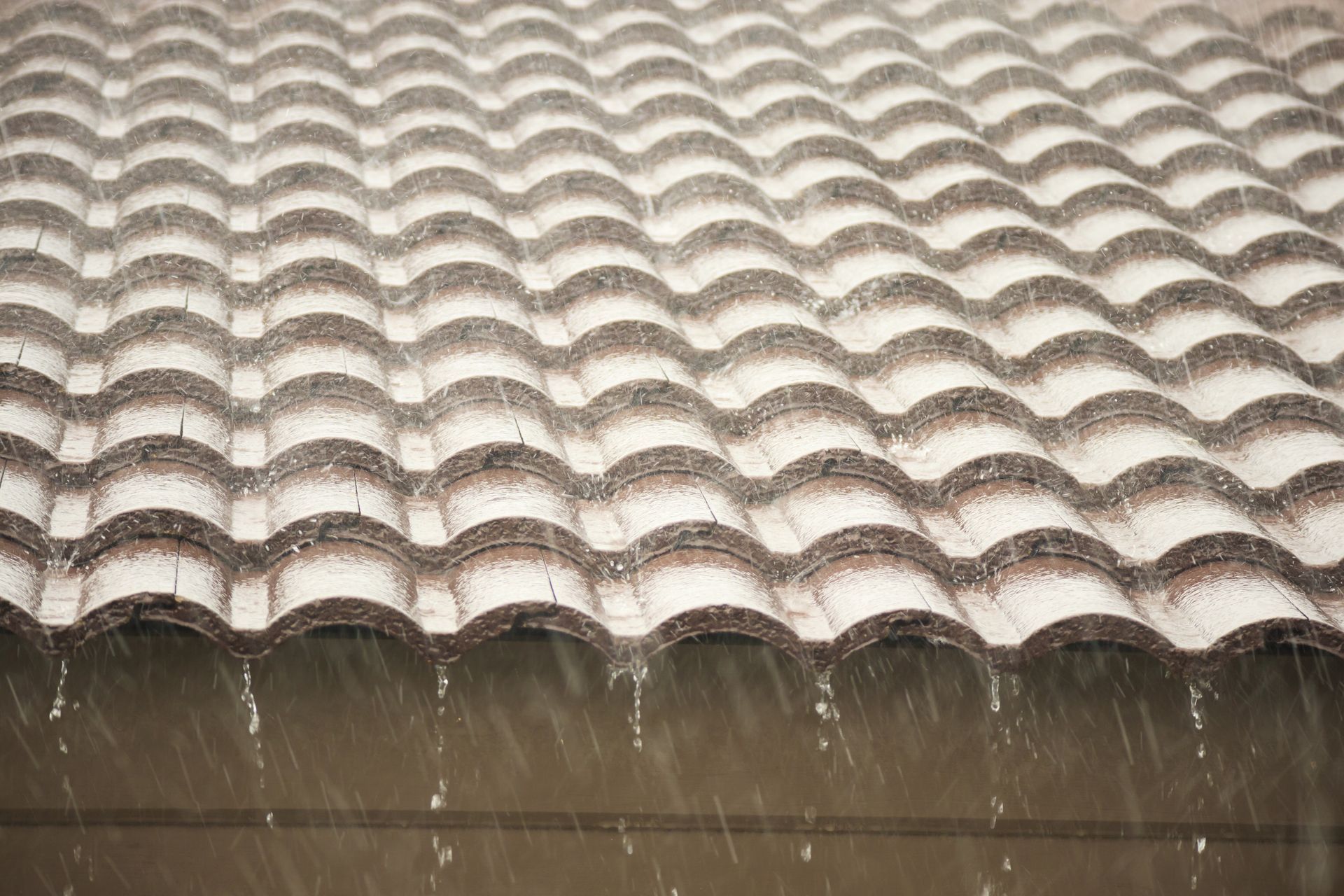 Pluie sur un toit