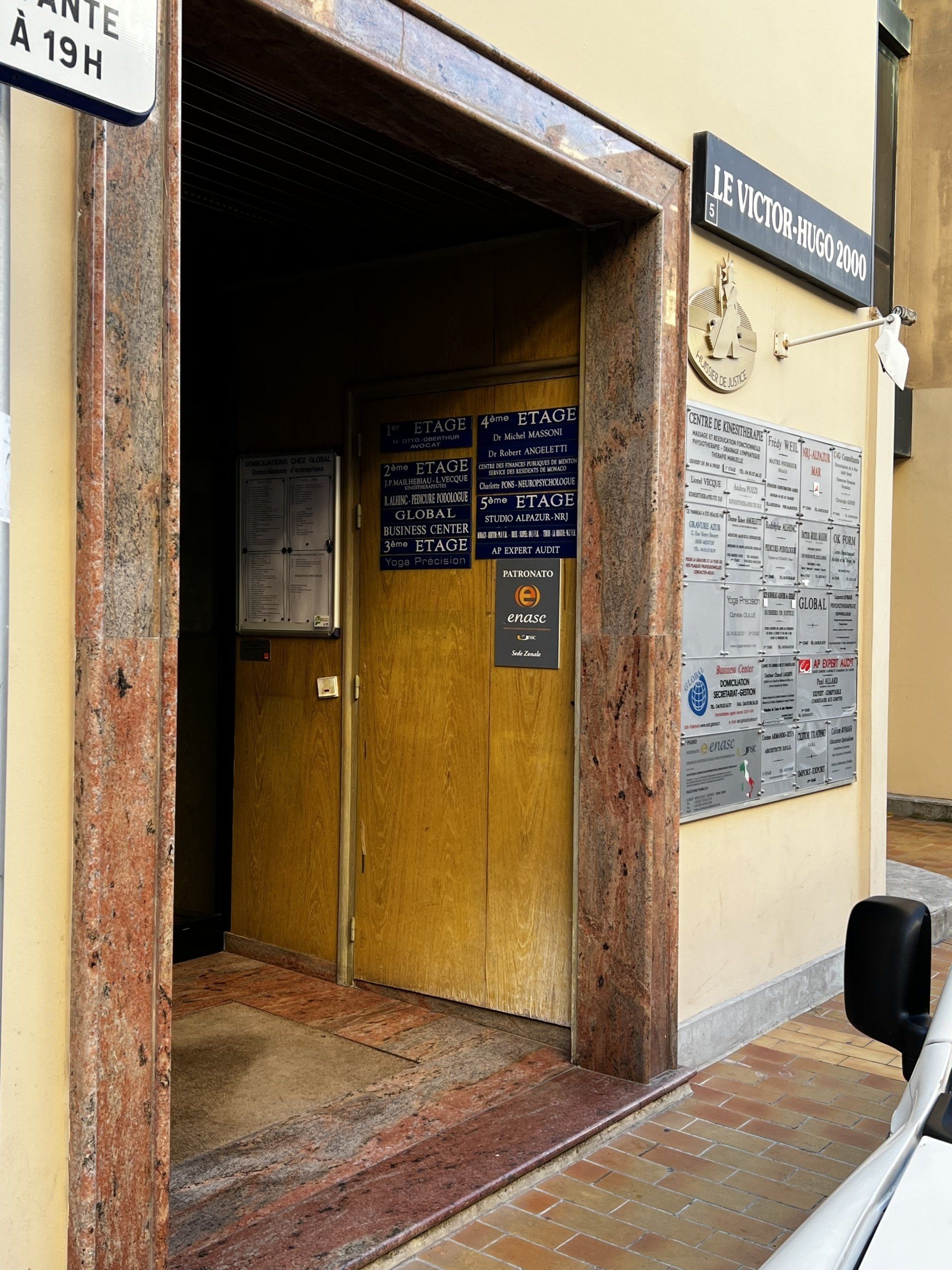 Maitre Bonneau-Ravier traitant un document