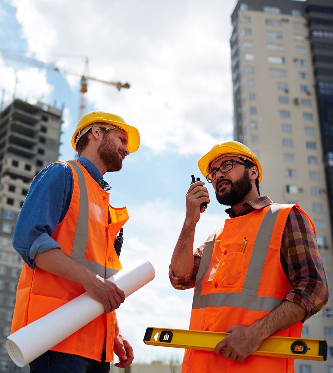 Deux ouvriers de chantier avec talkies-walkies