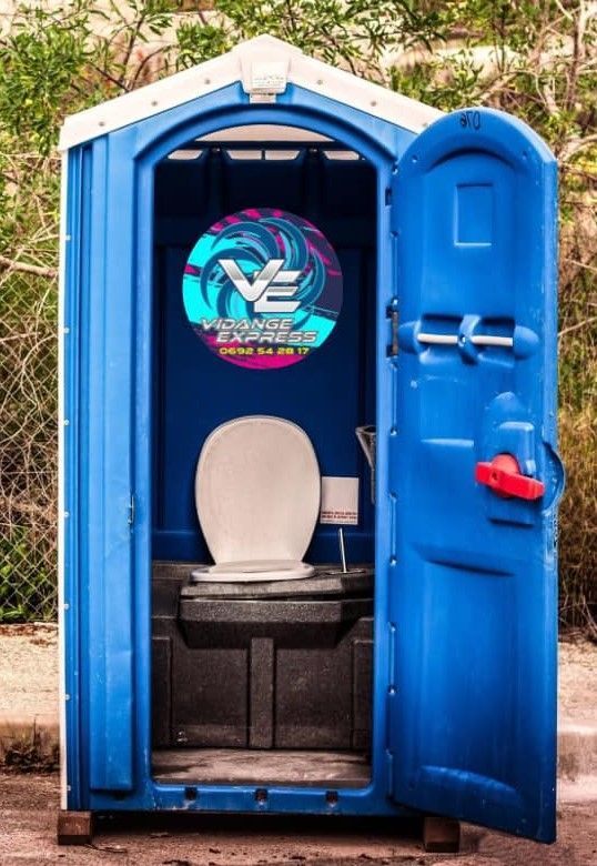 WC de chantier bleu avec le logo de Vidange Express.