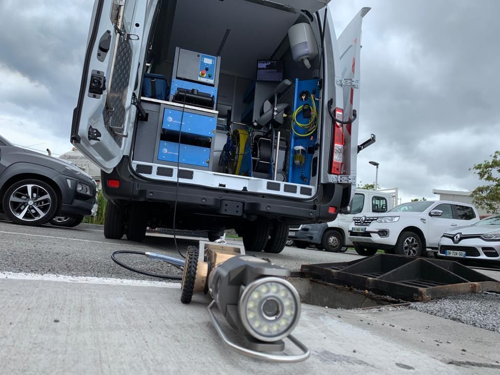 Camionnette ouverte avec du matériel pour l'inspection des canalisations.