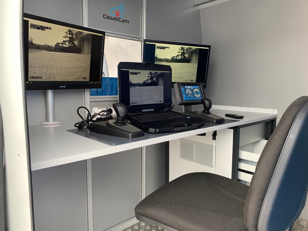 Intérieur d'une station mobile de contrôle des canalisations.