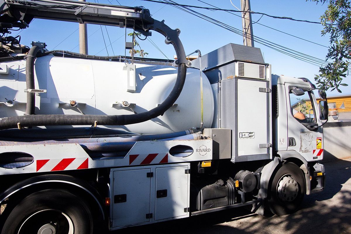 Camion blanc de vidange.