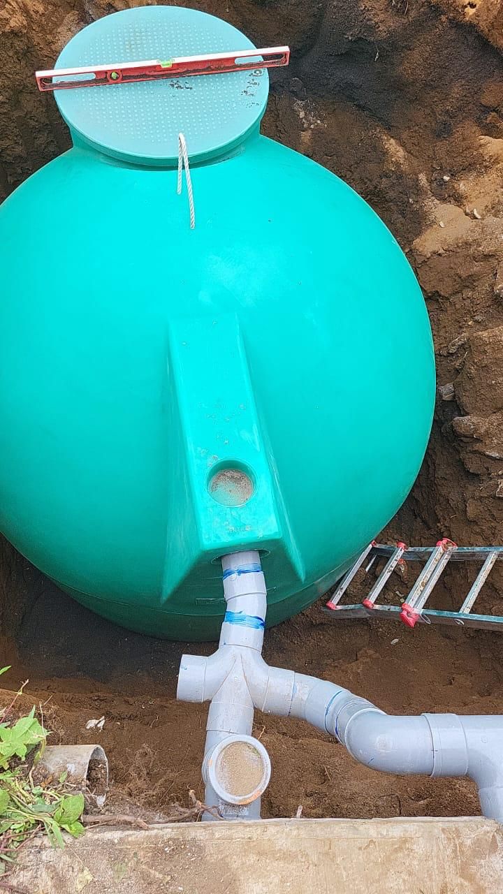 Gros plan sur une microstation verte.