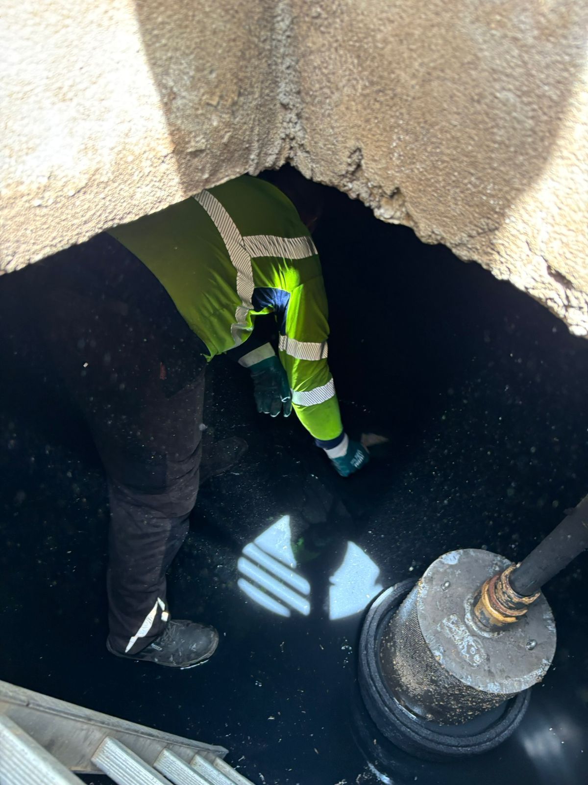 Professionnel dans un égout.