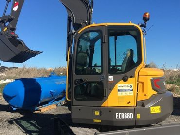 Una excavadora amarilla y negra con las letras ecr880 en el costado