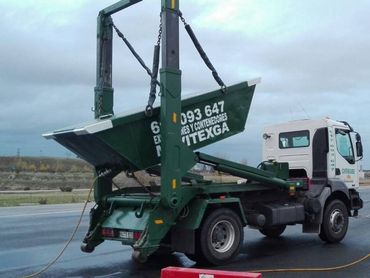 Un camión volquete con el número 093 647 en el costado