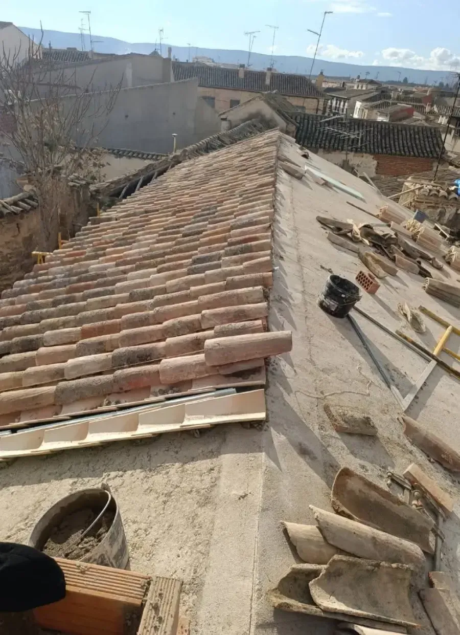 Vista de un tejado en construcción con hileras de tejas de terracota