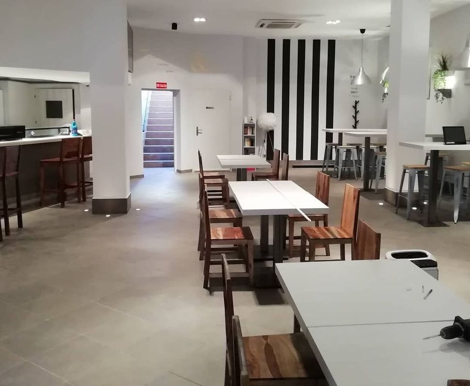 Una gran sala con mesas y sillas.