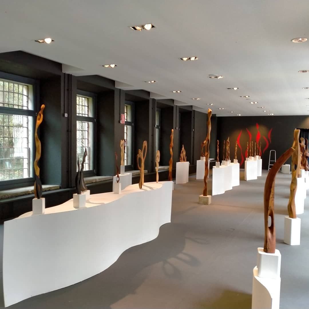 Una gran sala con muchas esculturas en exhibición.