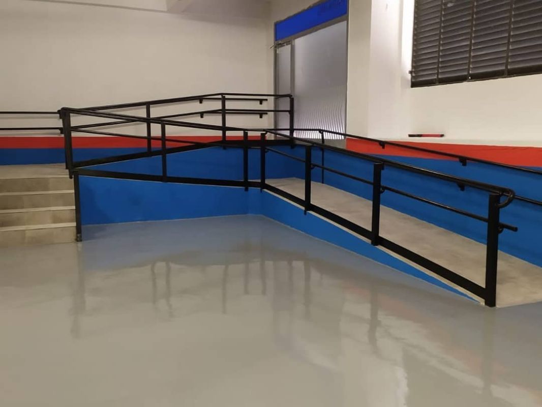 Una habitación con rampa y escaleras.