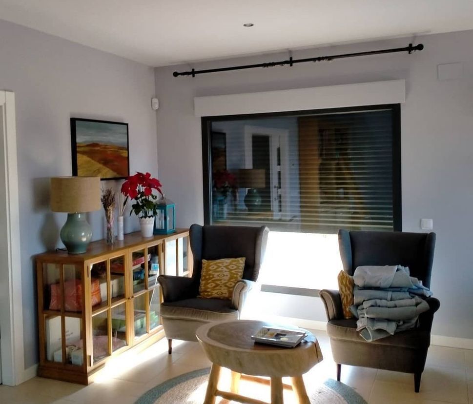 Una sala de estar con dos sillas y una mesa.