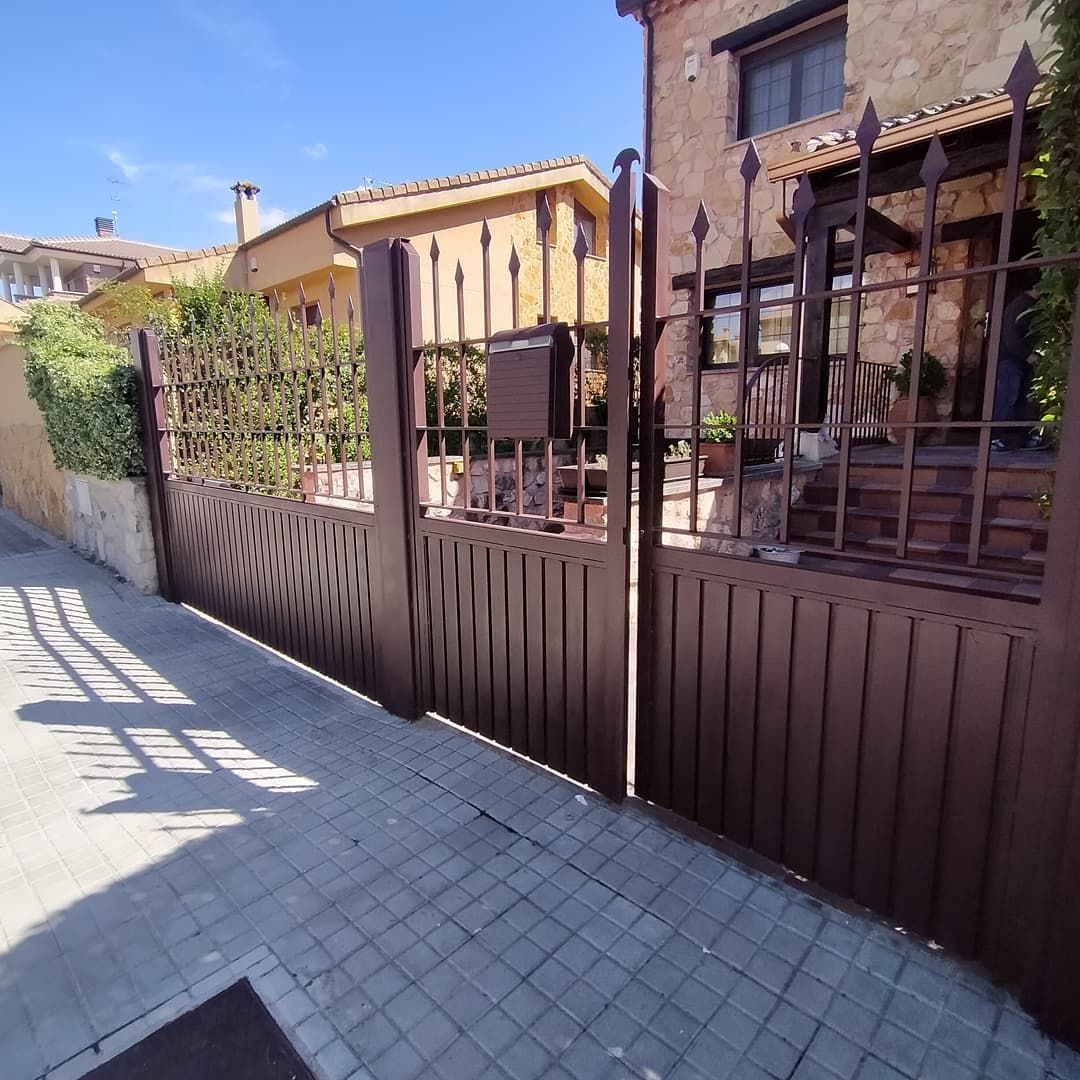 Una valla con un buzón en el medio.