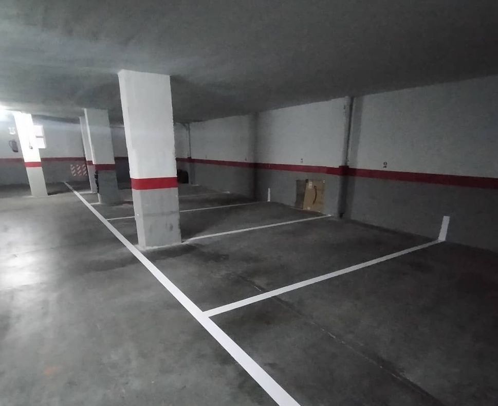 Un estacionamiento con rayas rojas y blancas en las paredes.
